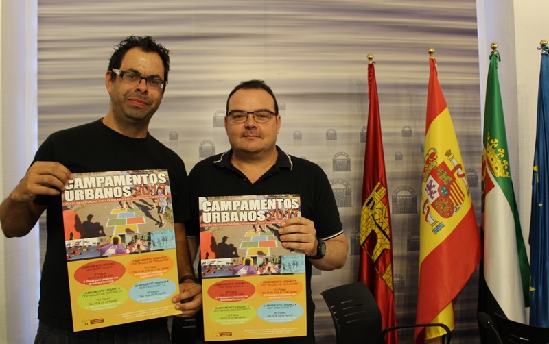 El delegado de Sanidad y el coordinador de los campamentos.
