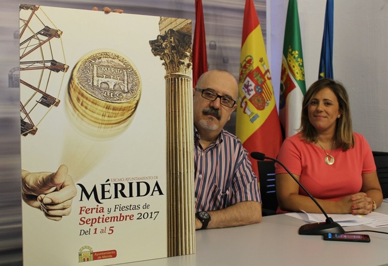 La delegada de Festejos con el presidente del jurado.