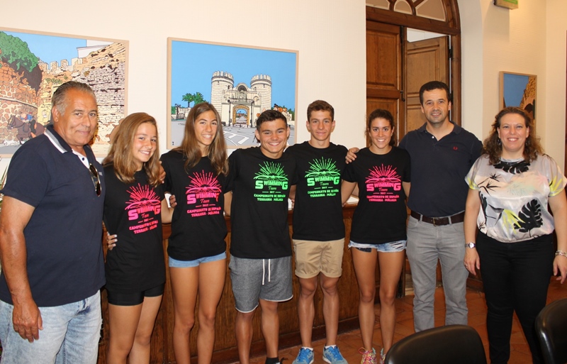 La terniente de alcalde, el entrenador y los chicos y chicas del club
