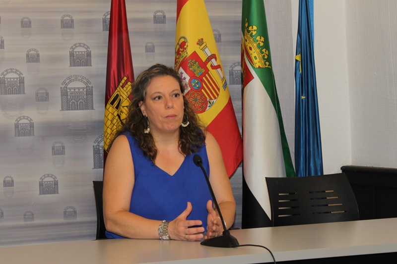El Ayuntamiento y la empresa limpian de forma exhaustiva la zona afectada por el incendio en el Paseo de Roma