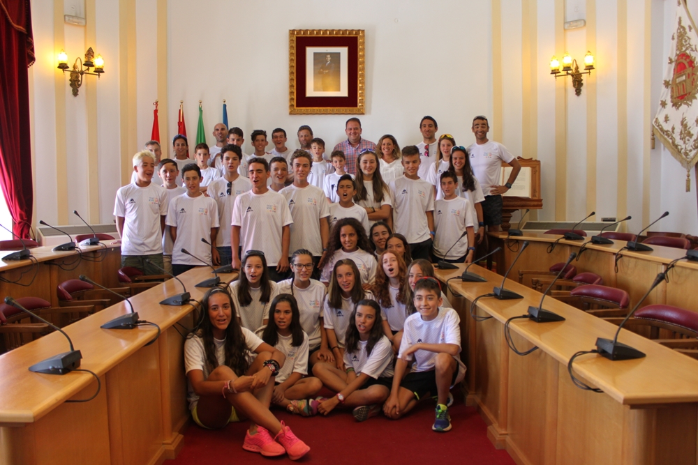El alcalde recibe  a los participantes del Encuentro Nacional de Menores de Triatlón