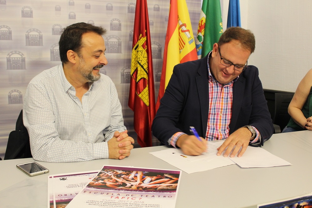 El alcalde y Taptc Teatro renuevan un convenio de colaboración para el curso 2017/2018