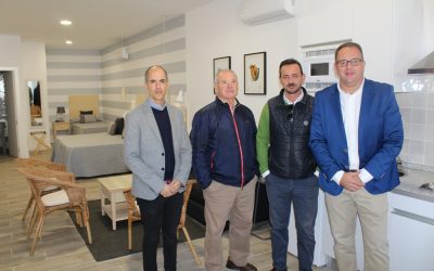El alcalde inaugura 15 apartamentos turísticos para familias, que ya están ocupados para el puente de diciembre