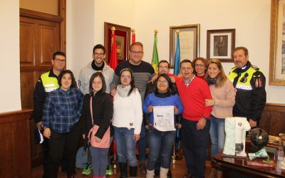 El alcalde recibe a los participantes del programa “Vida Independiente” de la Asociación Síndrome de Down