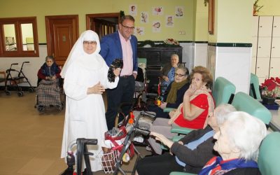 El alcalde realiza la tradicional visita de Navidad al Asilo de Ancianos