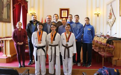 El alcalde recibe al equipo Tae Guk Kim tras sus victorias en el campeonato de España
