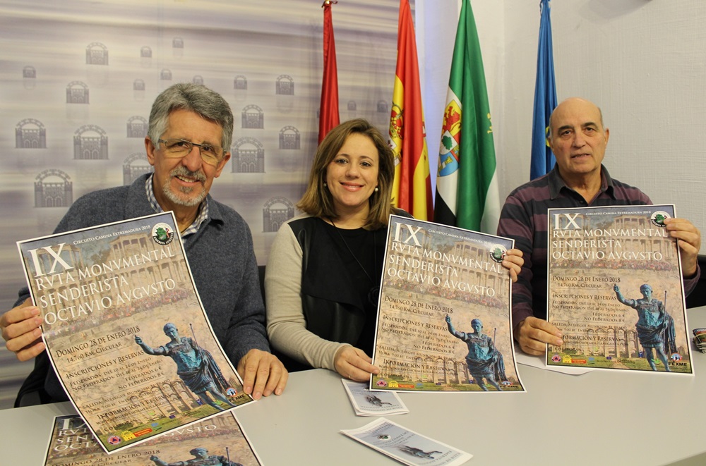 La delegada con los organizadores