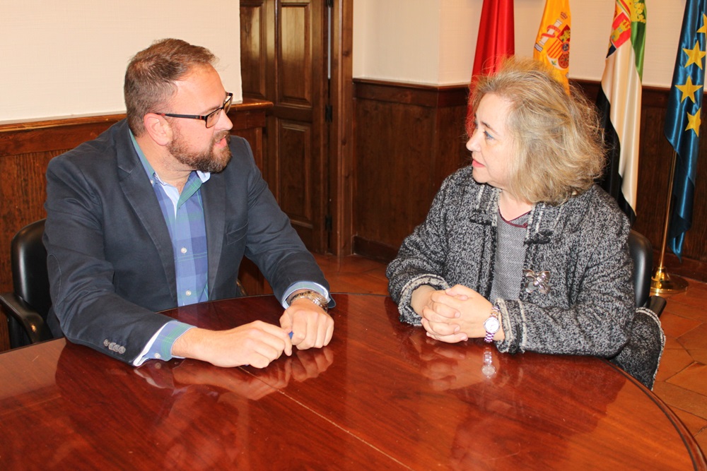 El alcalde recibe a la presidenta del Consejo Económico y Social
