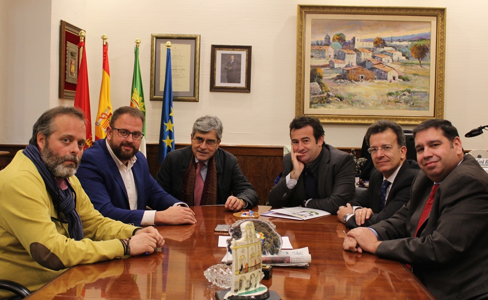 El alcalde recibe al director general de la Escuela de Organización Industrial (EOI) Adolfo Cazorla