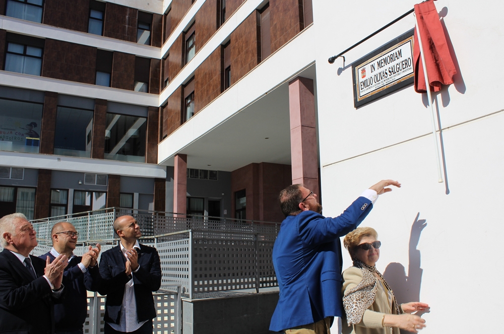 El ayuntamiento homenajea a Emilio Olivas por su defensa del patrimonio monumental