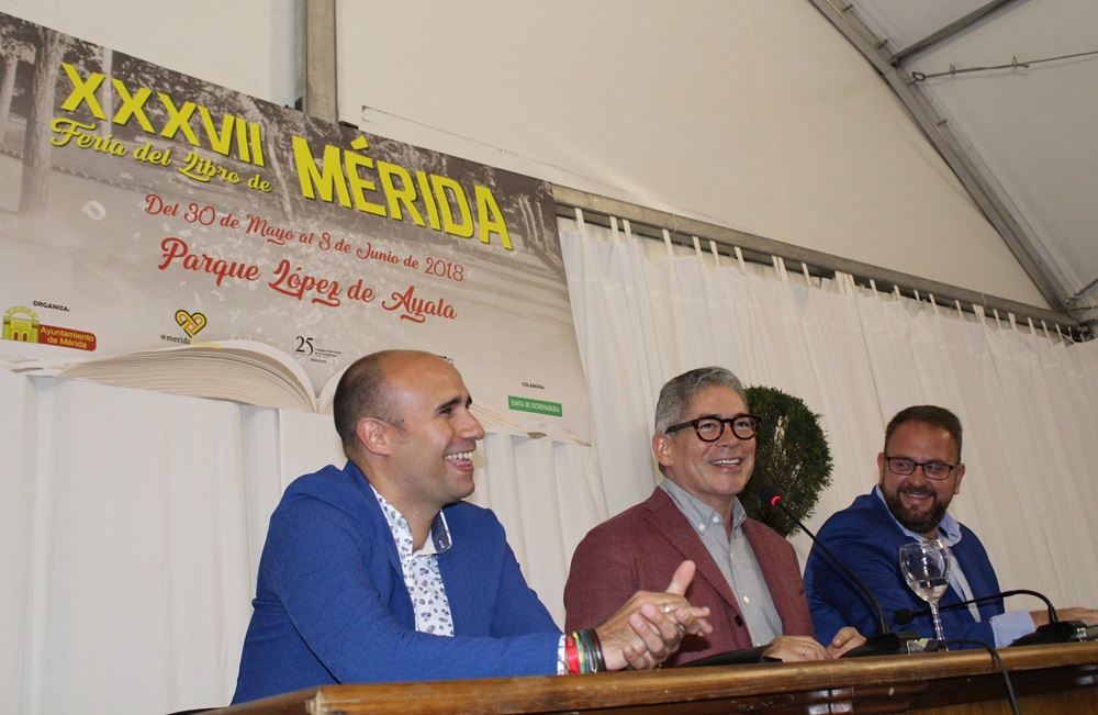 El escritor Boris Izaguirre inauguró anoche la XXXVII Feria del Libro