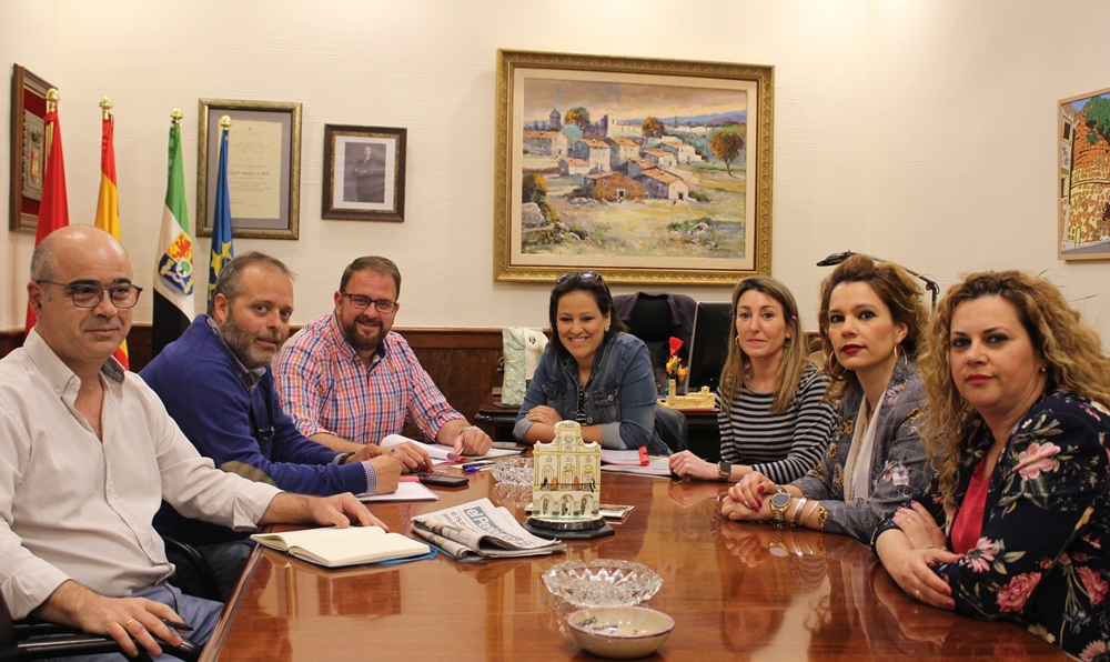 El alcalde recibe a la nueva Junta directiva de la Asociación de comerciantes Emerita Augusta