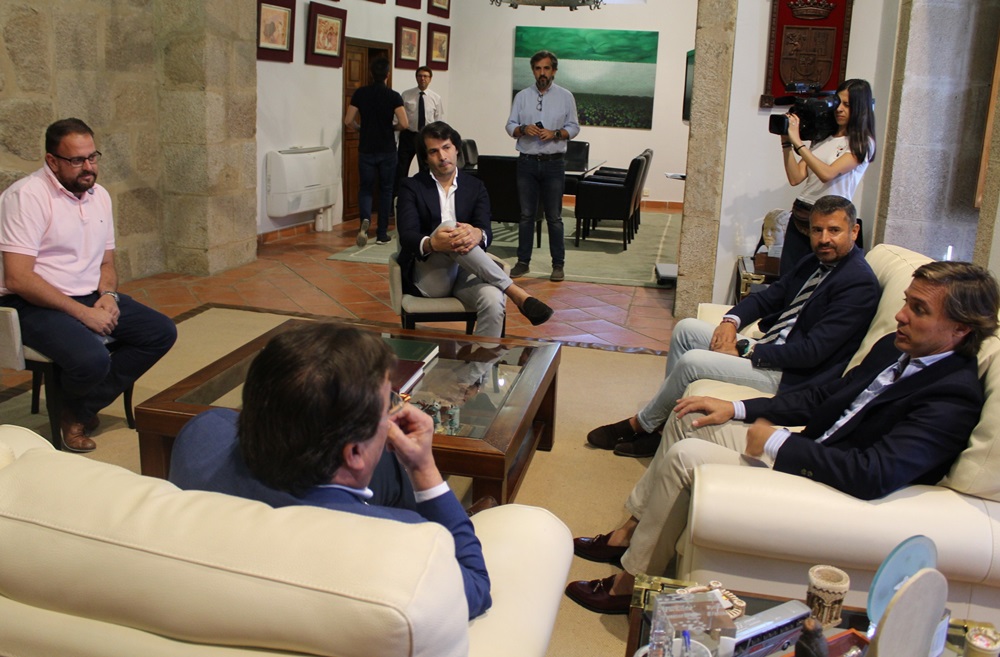 El alcalde en la visita al presidente de la Junta de Harry's