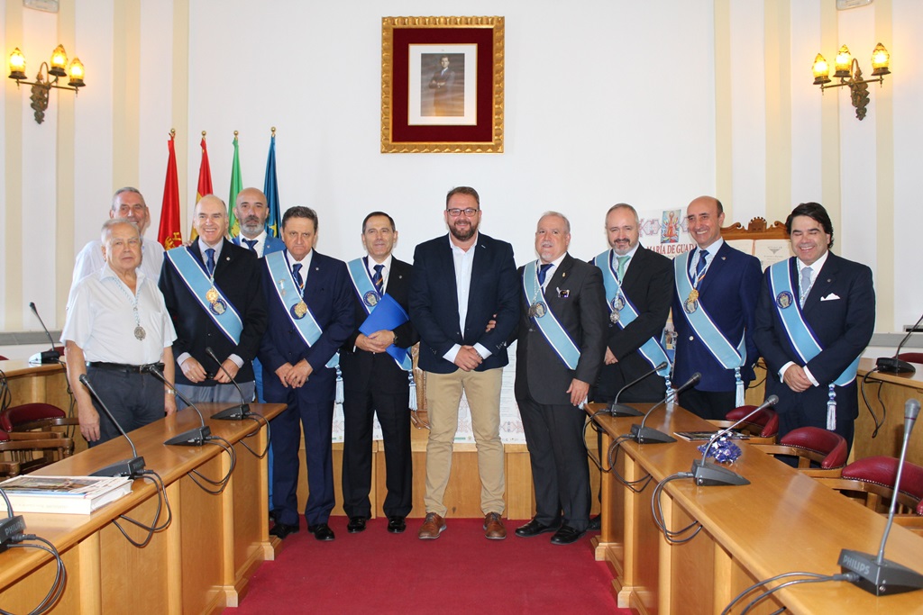 La Real Asociación de Caballeros de Santa María de Guadalupe presentó ayer sus Jornadas de la Hispanidad en el Salón de Plenos