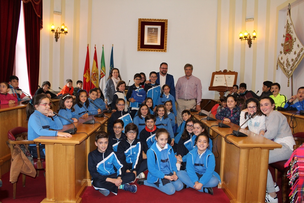 El alcalde entrega los premios del concurso de dibujo infantil de Aqualia