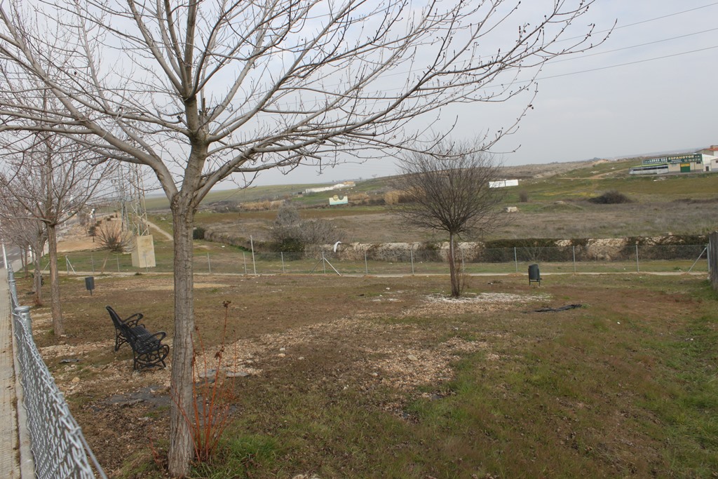 Finalizada la nueva área canina en la barriada de Montealto