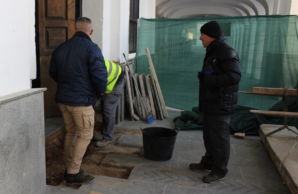 La puerta principal del Ayuntamiento se adapta para personas con movilidad reducida