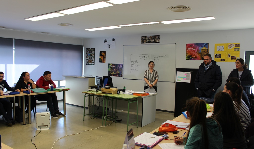 El alcalde visita a los alumnos de las Escuelas Profesionales que se desarrollan en La Calzada