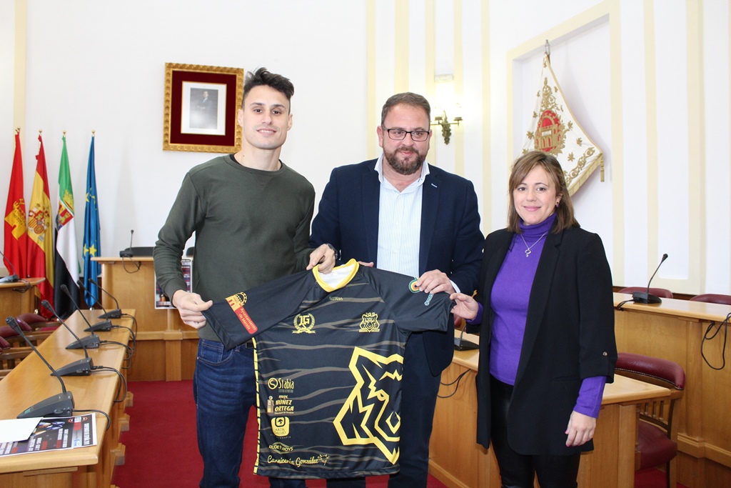 El alcalde recibe a José Luis González Sanfélix tras ganar el Cto. de España, el pasado fin de semana, en Cádiz