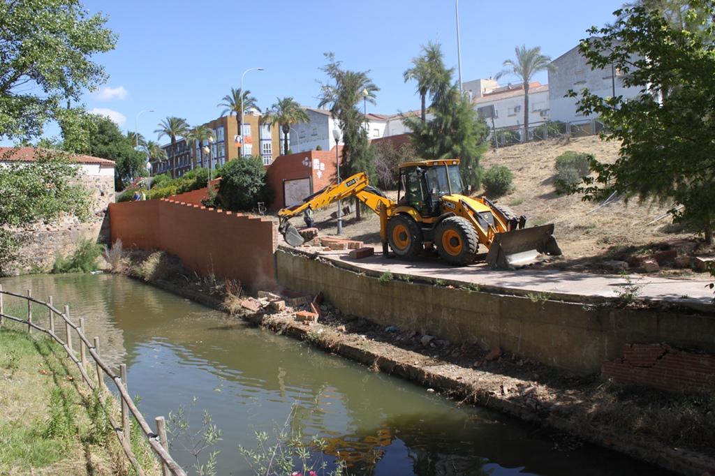 Comienza la reposición del muro del paseo junto al Molino de Pancaliente