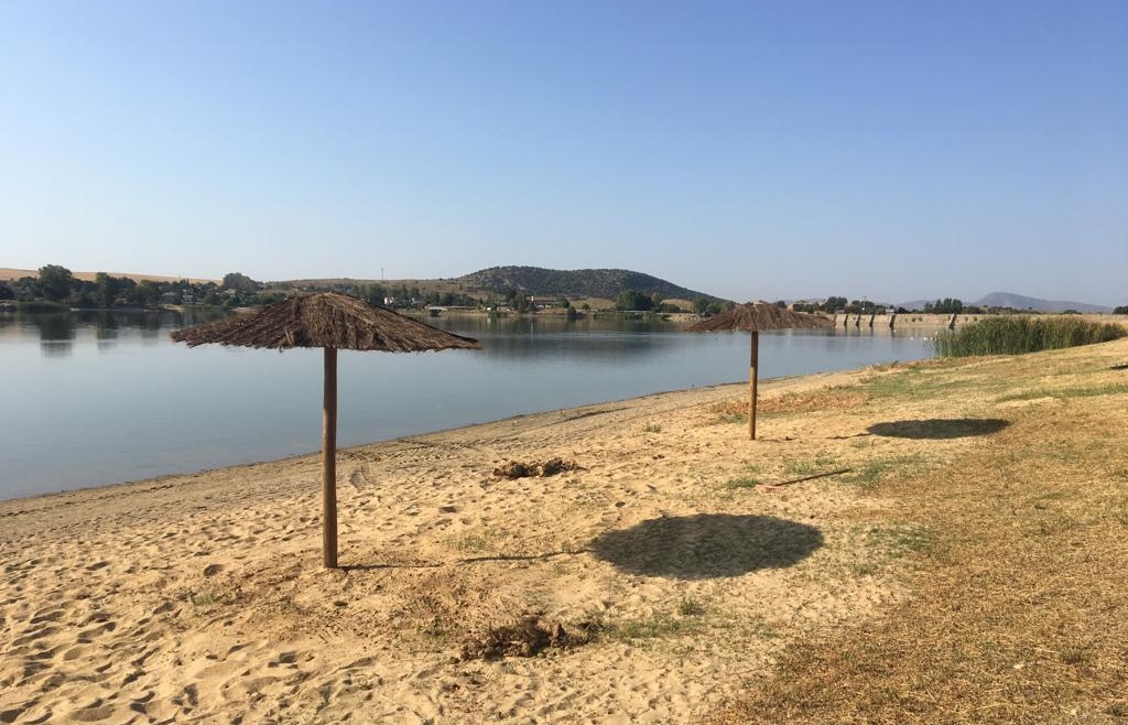 Instaladas 20 sombrillas en la zona de baño del embalse de Proserpina