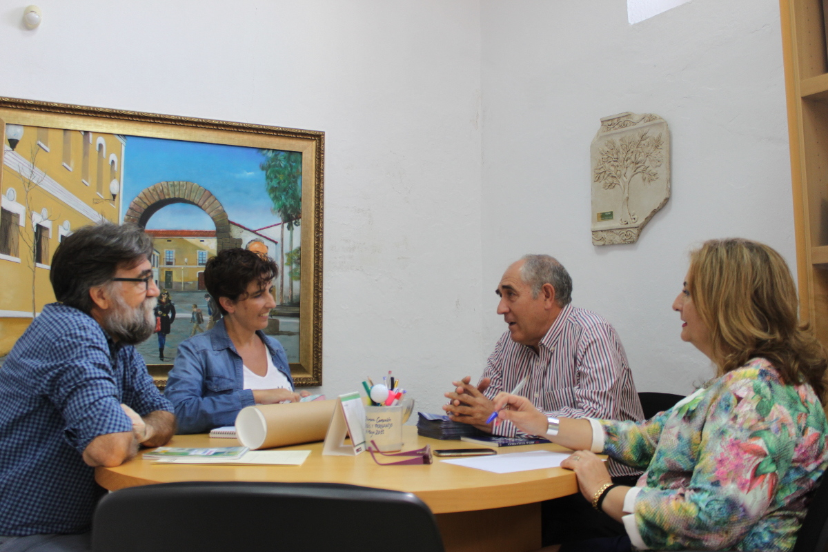 La Delegada de Educación se reúne con el equipo directivo del colegio Trajano