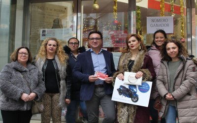 La Asociación de Comerciantes Emérita Augusta entrega su Macrocesta valorada en cinco mil euros