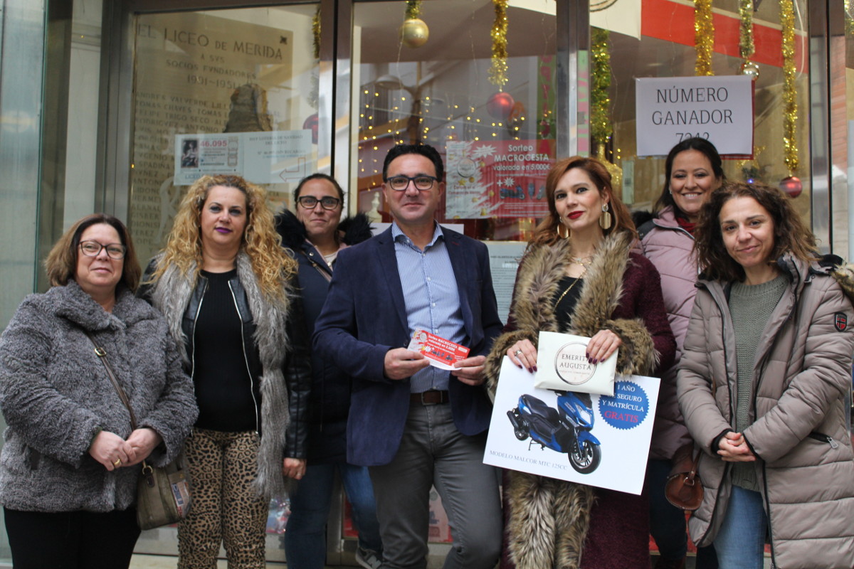 La Asociación de Comerciantes Emérita Augusta entrega su Macrocesta valorada en cinco mil euros