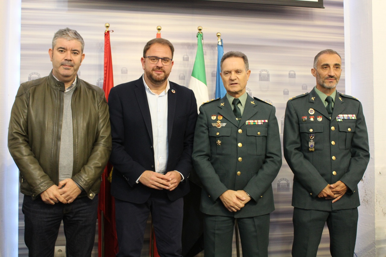alcalde-junto-con-los-organizadores-del-campeonato-militar-nacional
