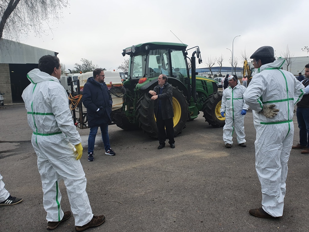 Doce tractoristas voluntarios han comenzado esta mañana tareas de desinfección de calles en Mérida