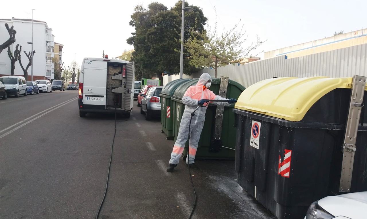 La Delegación de Limpieza Viaria desinfecta a diario con germicida las calles y el mobiliario urbano de la ciudad