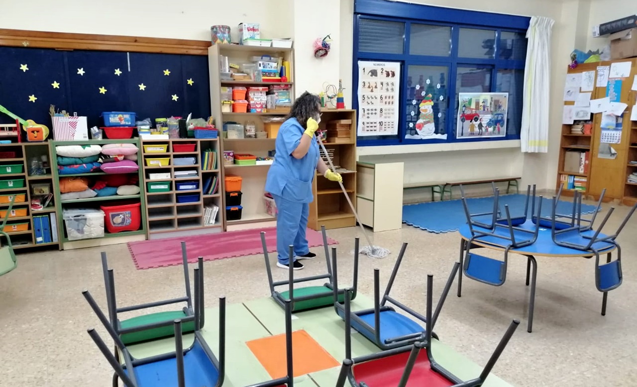 Continúan las tareas de desinfección de los centros escolares de la ciudad