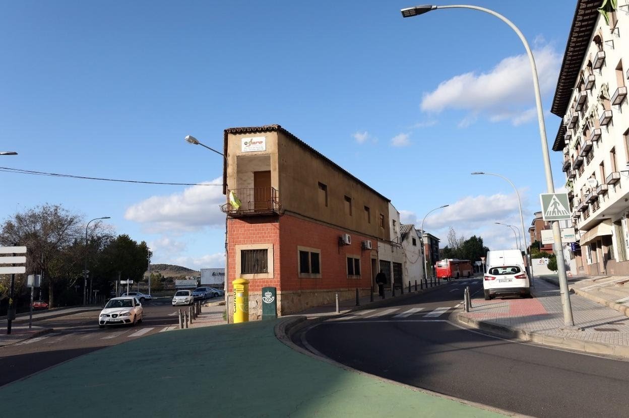 Comienza el derribo del solar de Las Abadías adquirido por el ayuntamiento con la retirada del amianto de su cubierta