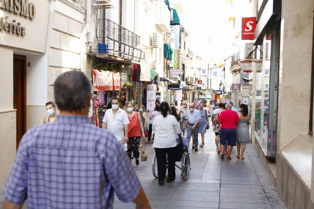 El alcalde solicita a la Junta que no amplíe los horarios comerciales ni la apertura de festivos para favorecer al pequeño y mediano comercio