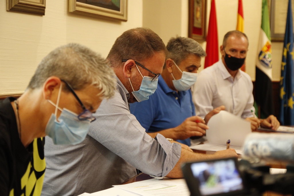 El alcalde firma con sindicatos subida salarial