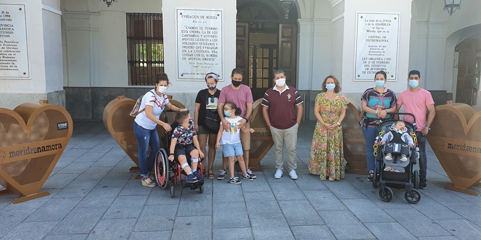 El ayuntamiento recepciona cinco corazones solidarios para recogida de tapones donados por Stone & Music Festival