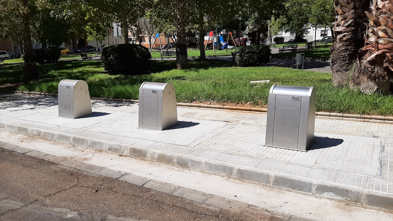 Ya están en funcionamiento los contenedores soterrados en la Avenida de Lusitania, en la Zona Sur