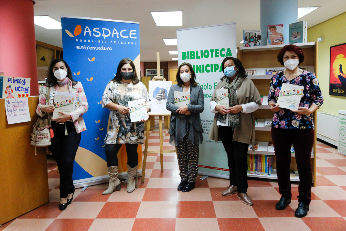 La biblioteca municipal recibe libros de Aspace para concienciar sobre las barreras que padecen los niños con parálisis cerebral