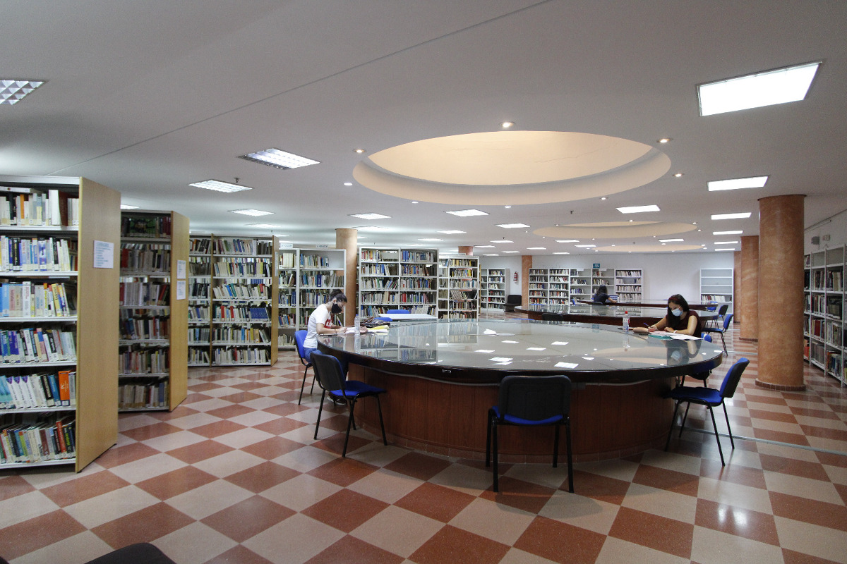 Sala de lectura de la biblioteca municipal