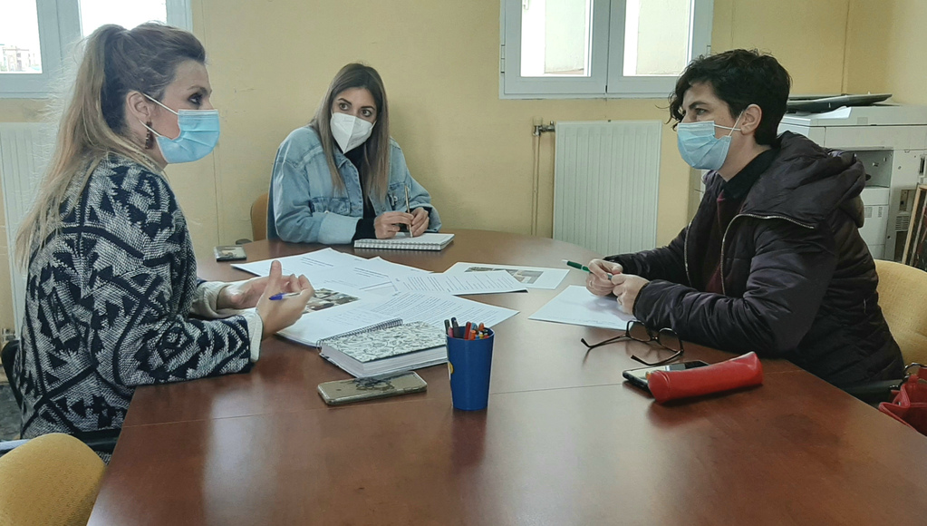 La delegada de Diversidad Funcional visita en Down Mérida a tres trabajadores que han finalizado el Plan Experiencia