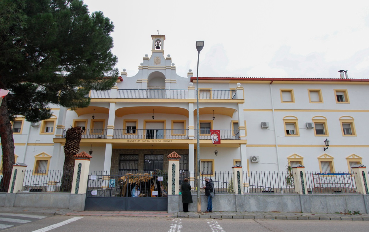 El Ayuntamiento entrega 300 litros de aceite y 500 litros de leche al Asilo de Ancianos