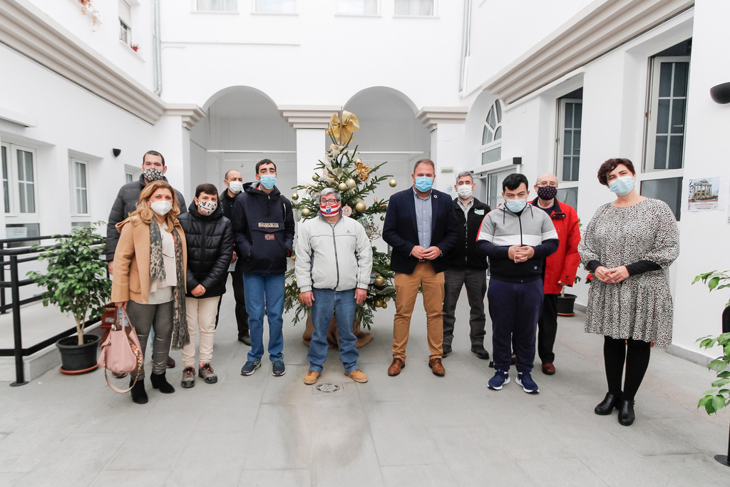 Los talleres de carpintería y cerámica de Plena Inclusión Mérida lanzan su campaña de adornos navideños