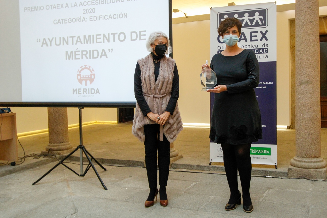 susana-recoge-premio-ayuntamiento