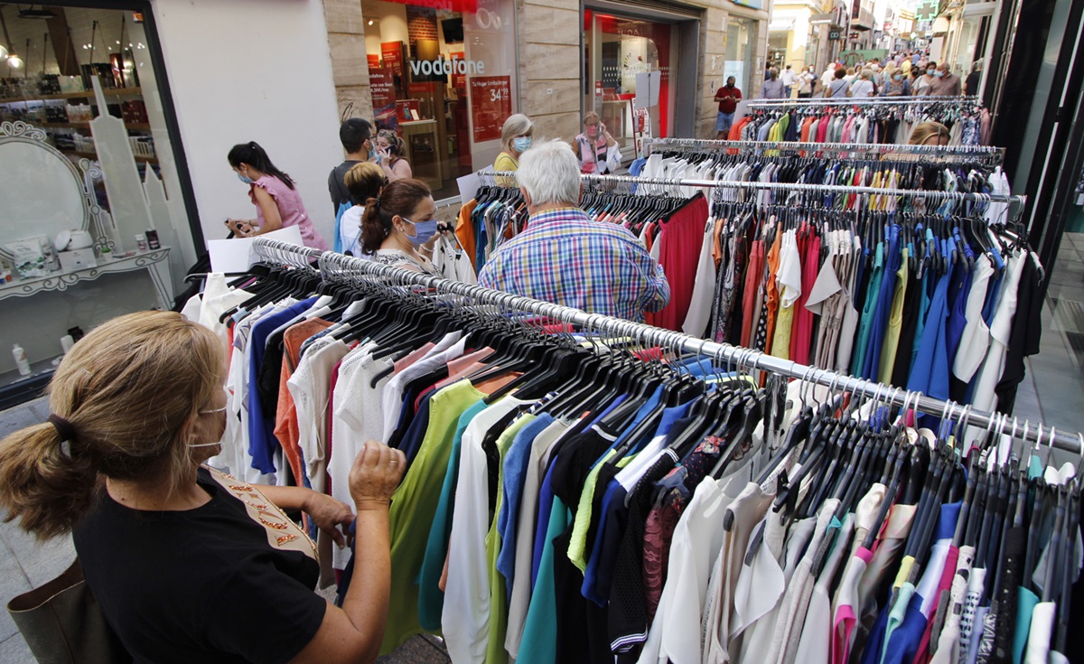 Calle Santa Eulalia durante celebración Outlet en 2020
