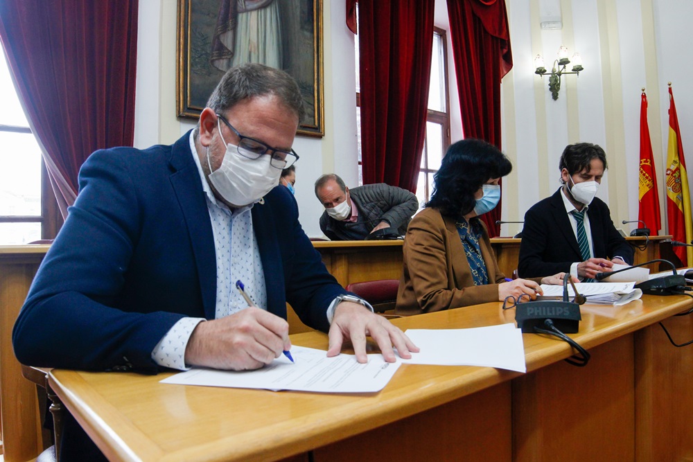 El Ayuntamiento califica de “hecho histórico” la adquisición de los terrenos del Hernán Cortés a sus 38 propietarios