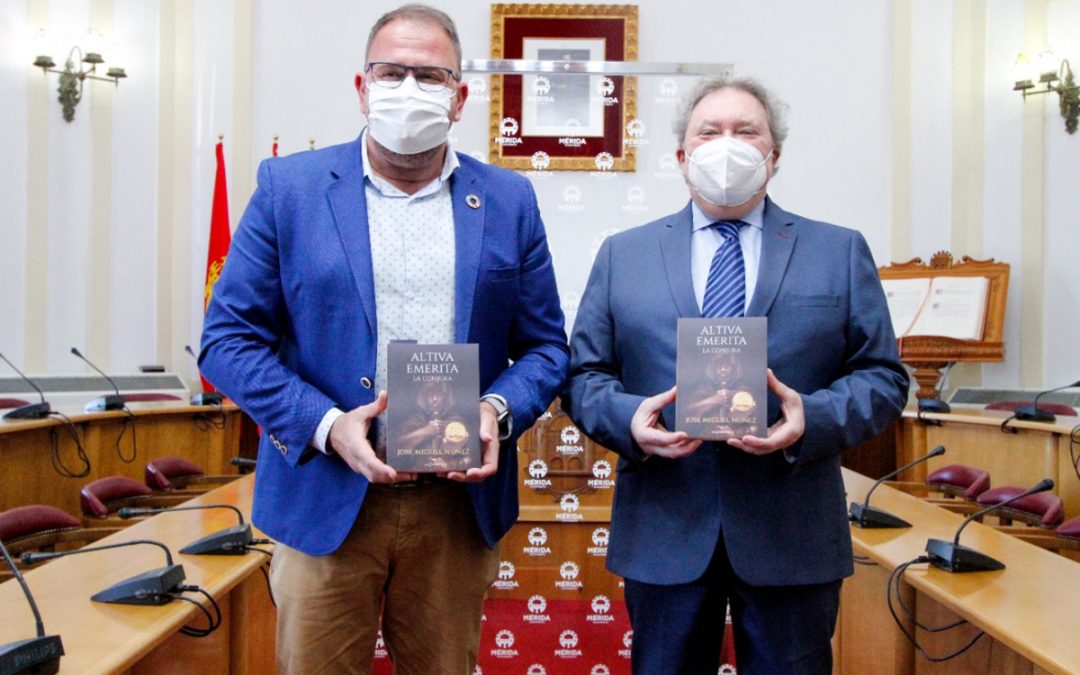 Rodríguez Osuna presenta "Altiva emérita", obra del emeritense José Miguel Núñez