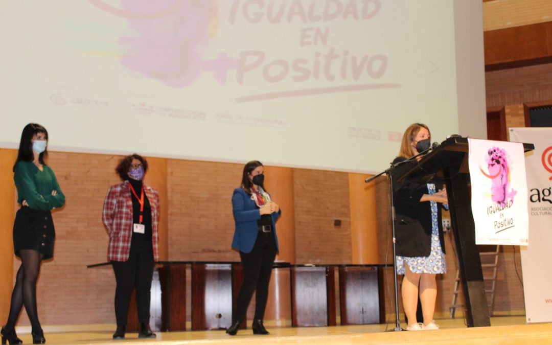 La jornada "Igualdad en positivo" analiza la situación de la mujer en la cultura extremeña