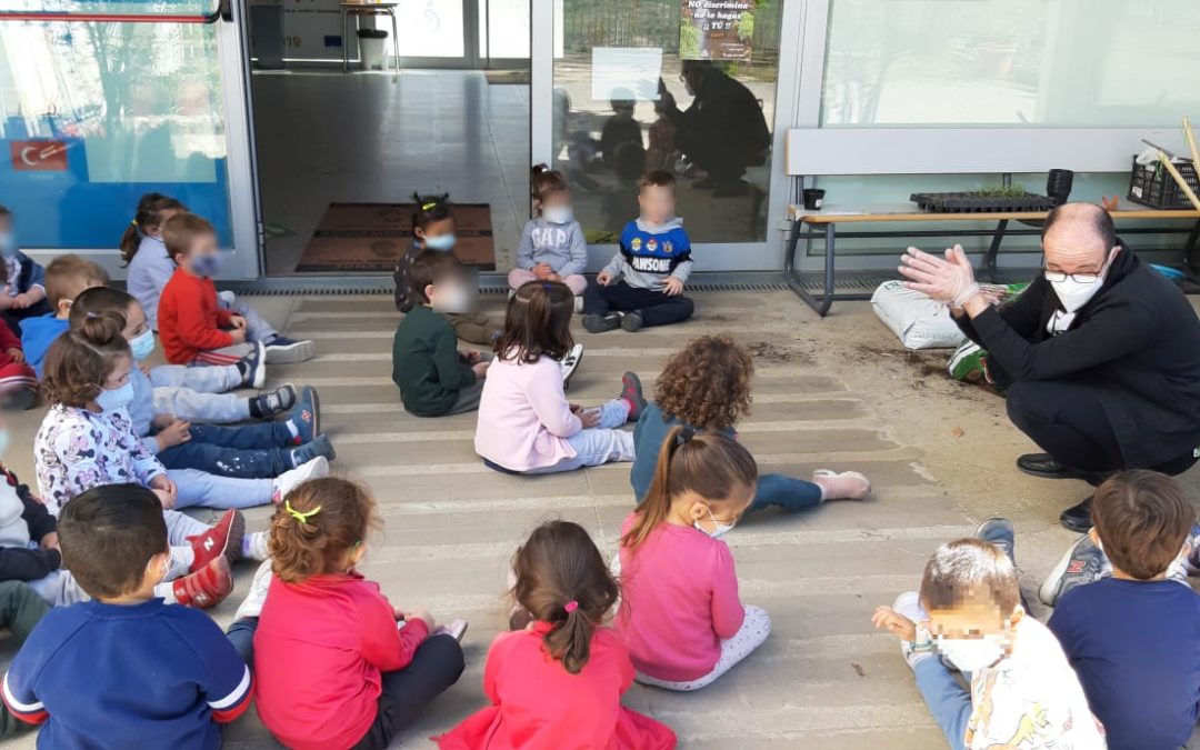 El alumnado del proyecto de huertos escolares realizan un taller de plantación de plantas aromáticas