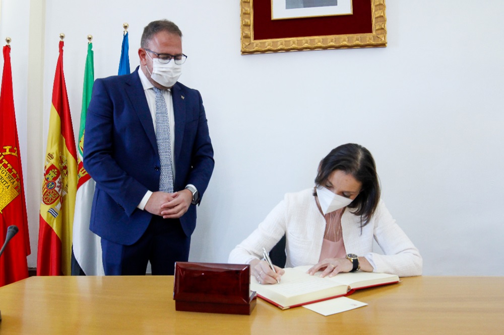 La Ministra firma en el Libro de Honor de la ciudad