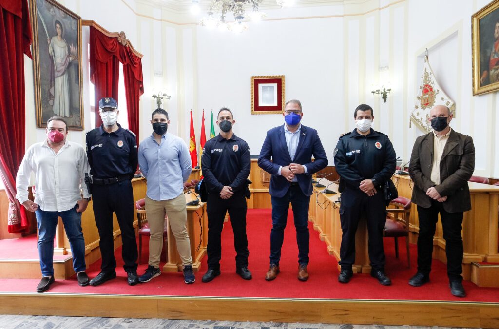 Rodríguez Osuna recibe a tres nuevos agentes de Policía Local y anuncia que acabará la legislatura con 25 nuevos efectivos de Policía en Mérida